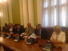 National Assembly Secretary General Veljko Odalovic and General Manager of Radio Television of Serbia Aleksandar Tijanic at the signing of the Media Service Contract for the following of the activities of the National Assembly of the Republic of Serbia